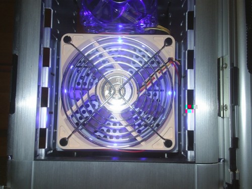 Der Festplattenlüfter ganz in blau mit 12 blauen Led's