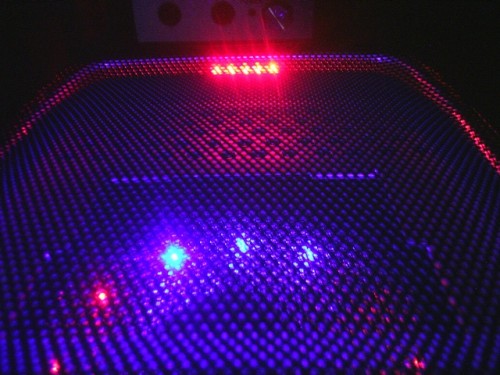 Hier von vorne gesehen der Gehäuse deckel mit fünf roten Led's und gegenüber 3 Blauen led's und dem zwei Farbigen Lüfter.