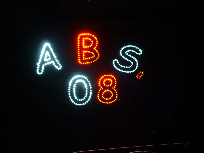 Tischplatte im dunkeln von vorne