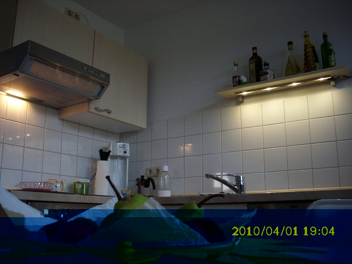 DSCI0260_cut.jpg (693.7 KiB) 30117 mal betrachtet Vergleich 25W-Kerzen-Glühlampe vs. 5,6-Watt (ab Steckdose) LED-Leiste (4x Cree XR-E @ 350 mA, 4,5W gehen in die LEDs + KSQ, 380-390 mW davon in die KSQ, wobei davon wiederum allein 300 mW in den Basis-Vorwiderstand des PNP-Transistors gehen...)<br /><br />Die LED-Leiste is heller als die Glühlampe und das weiß ist etwas soviel neutralweißer als es auf dem Fotos wirkt, wie die Glühlampe warmweiße ist, als sie auf dem Foto wirkt :-)