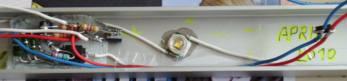 DSCI0240_cut.jpg (308.35 KiB) 30117 mal betrachtet Eine der LEDs + Ultra-Low-Drop-KSQ im Detail, hier habe ich den Shutdown-Anschluss von einem Bild weiter oben durch einen enable-Anschluss ersetzt, da sonst im Shutdown-"Betrieb" ca. 300 mW sinnlos in Wärme umgesetzt worden wären, die ca. 300 mW nimmt die KSQ selbst nun erst dann auf, wenn die Pull-Up-Widerstände über den hier zusätzlich verbauten (PNP-)Transistor (rechts oben) mit 12V verbunden werden.<br />Die 300 mW fallen bei den beiden parallel geschalteten Basis-Vorwiderständen (2x 1,2kOhm) an. Weitere ca. 30 mW am 4k7 pull-up für den MOSFET.