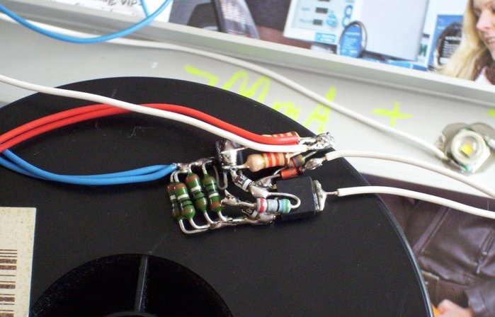 DSCI0236_cut.jpg (794.47 KiB) 30117 mal betrachtet Ultra-Low-Drop-KSQ im Detail --- die KSQ basiert auf meiner Idee der 2-Transistor-KSQ mit 1N4148, im zugehörigen Thread wurde dann eine Schottky-Diode vorgeschlagen und von Beatbuzzer schließlich 2 Schottky-Dioden in Reihe, ich habe noch 5,6 ohm mit in Reihe geschaltet, die 1N4141, die hier zu sehen ist, ist nur für einen Shutdown-Anschluss gedacht und kann entfallen.