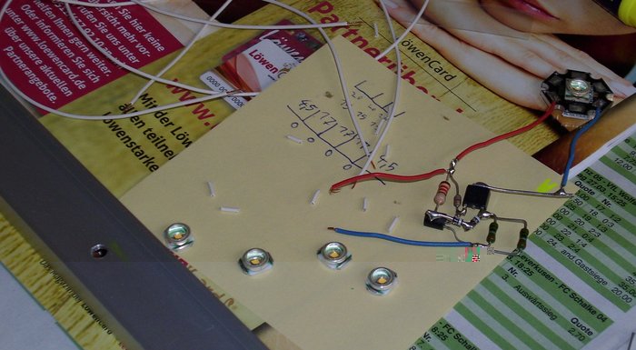 DSCI0040_cut.jpg (410.76 KiB) 30118 mal betrachtet Einige Cree XR-E mit abgeknipsten Ecken (eigentlich nicht notwendig, da die Alu-Leiste eloxiert ist, dem traue ich aber nicht). Beim Abknipsen in einen weitgehend abgedeckten Behälter knipsen, kann sonst ins Auge gehen!!!