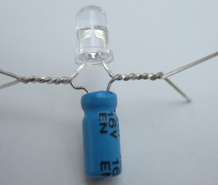 Eine einzelne vorbereitete LED mit dem Kondensator verdrillt