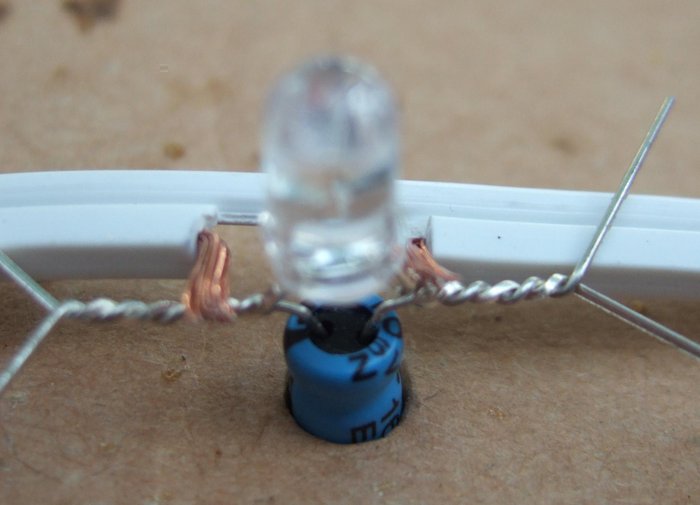 Für das einlöten vorbereitet den Elko in eine Pappe gesteckt. Unbedingt auf die Polung achten, immer den Minus nach aussen also ab der Mitte (Einspeisung) umdrehen.