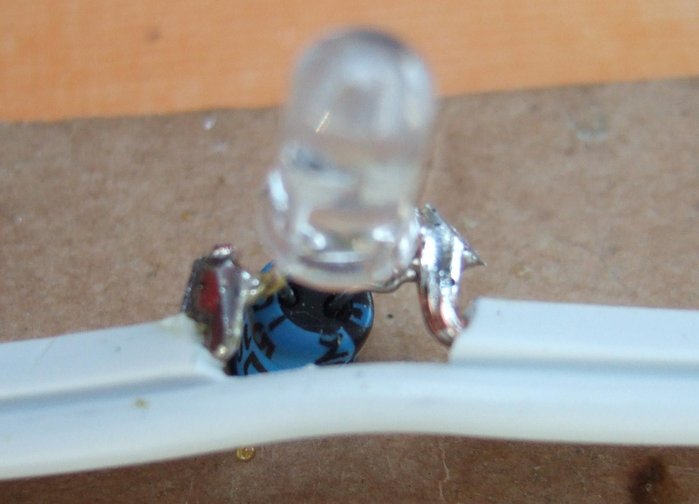 LED eingelötet und Überstehende Enden abgeschnitten